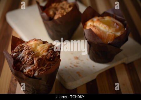 Muffins gastronomique saine trois en papier. Banque D'Images