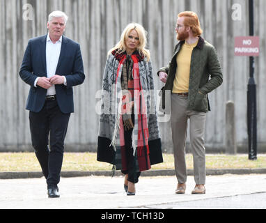 Pamela Anderson se Julian Assange dans la Prison de Belmarsh HMP.Woolwich.london.uk.Aujourd'hui.le 07/05/19 Comprend : Kristinn Hrafnsson Où : London, Royaume-Uni Quand : 07 mai 2019 Crédit : Steve Finn/WENN Banque D'Images