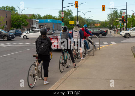 Montréal, Canada - 7 juin 2019 : Les cyclistes attendant à un feu rouge sur la rue Masson Banque D'Images