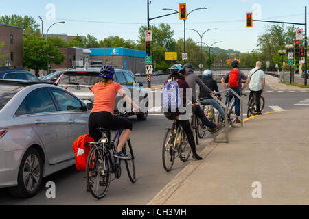 Montréal, Canada - 7 juin 2019 : Les cyclistes attendant à un feu rouge sur la rue Masson Banque D'Images