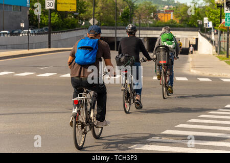 Montréal, Canada - 7 juin 2019 : Les gens sont faire du vélo sur une piste cyclable, sur la rue Masson Banque D'Images