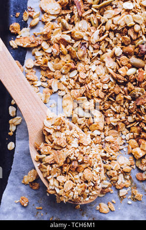 Granola rôti fait maison sur une tôle à biscuits au sésame, citrouille, graines de tournesol, les noix et amandes. Superfood. Vue d'en haut. Mise à plat. Banque D'Images