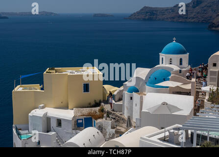 Les touristes de prendre des photos et d'autoportraits dans Santorini Banque D'Images