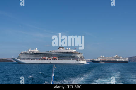 Deux navires de croisière ancrées à Santorini Banque D'Images