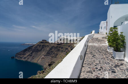 La voie de l'Imervigli via Falaise à Fira Santorini Banque D'Images