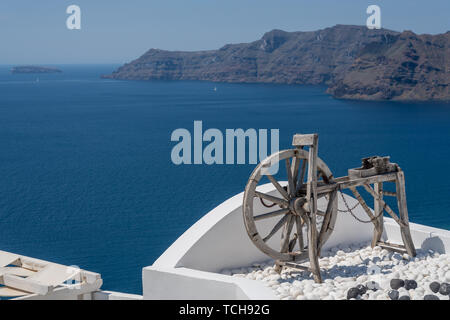 Roue qui tourne sur l'océan sur Santorini Banque D'Images