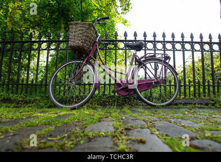 Un vélo en stationnement appuyé contre les garde-corps à Regent Terrace, Édimbourg. Banque D'Images