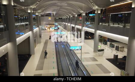 Istanbul, Turquie - 7 mai 2019 : Vue aérienne de la ligne droite des escaliers mécaniques pour le transfert de l'Aéroport International d'Istanbul, Istanbul Yeni Havalimani. Main Banque D'Images