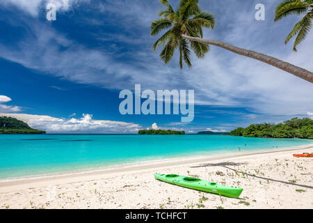 Port incroyable plage de sable d'Orly avec palmiers, l'île d'Espiritu Santo, Vanuatu. Banque D'Images