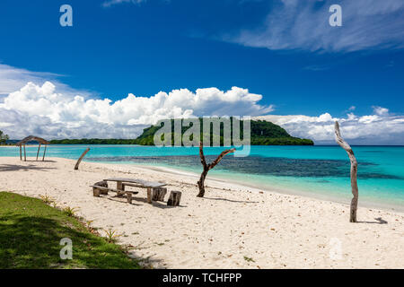 Port incroyable plage de sable d'Orly avec palmiers, l'île d'Espiritu Santo, Vanuatu. Banque D'Images