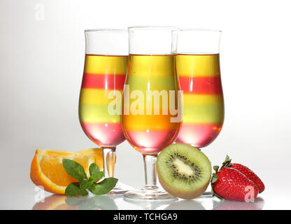 Verres en gelée de fruits et fruits isolated on white Banque D'Images