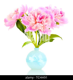 Trois pivoines rose en vase isolé sur fond blanc Banque D'Images