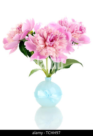 Trois pivoines rose en vase isolé sur fond blanc Banque D'Images