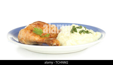 Cuisse de poulet rôti avec une purée de pomme de terre dans la plaque isolated on white close-up Banque D'Images