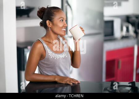 Happy woman indonésienne dans le café Banque D'Images