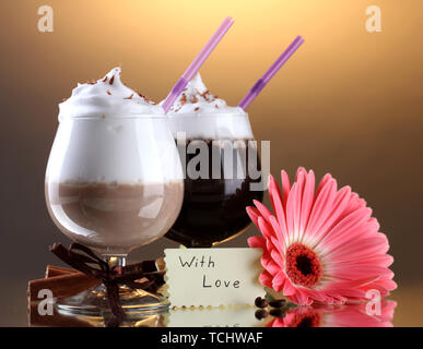 Verres de cocktail et café gerbera flower sur fond brun Banque D'Images