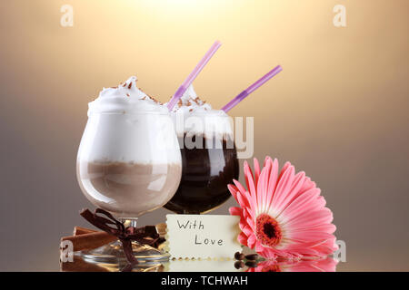 Verres de cocktail et café gerbera flower sur fond brun Banque D'Images