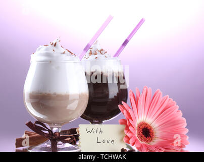 Verres de cocktail et café gerbera flower sur fond violet Banque D'Images