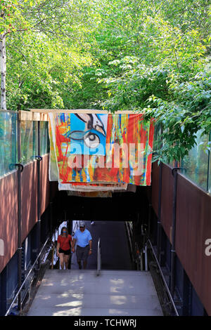 Les visiteurs à l'entrée de l'extrémité sud du parc High Line à Gansevoort Street dans le Meatpacking District.Manhattan.New York City.USA Banque D'Images