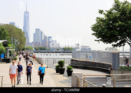 Les gens à Hudson River Greenway avec One World Trade Center et le quartier financier de tours de bureaux à l'arrière-plan.New York City.USA Banque D'Images