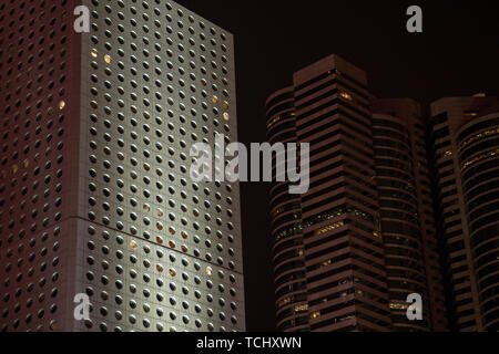 Central, Hong Kong, Chine, le 20 janvier, 2019 : La vue de la nuit de bâtiments dans le centre de Hongkong. Banque D'Images