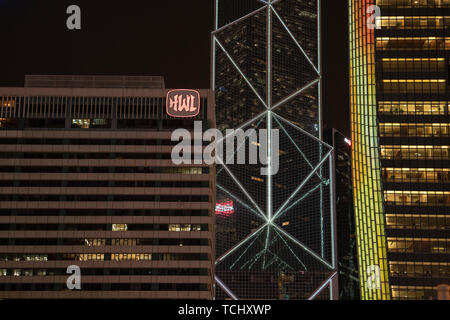 Central, Hong Kong, Chine, le 20 janvier, 2019 : La vue de la nuit de bâtiments dans le centre de Hongkong. Banque D'Images