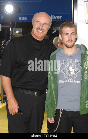 LOS ANGELES, CA. 25 juillet 2007 : Le Dr Phil McGraw & fils Jordan McGraw lors de la première mondiale de The Simpsons Movie. © 2007 Paul Smith / Featureflash Banque D'Images