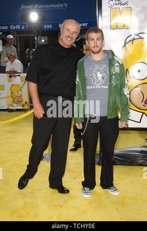 LOS ANGELES, CA. 25 juillet 2007 : Le Dr Phil McGraw & fils Jordan McGraw lors de la première mondiale de The Simpsons Movie. © 2007 Paul Smith / Featureflash Banque D'Images