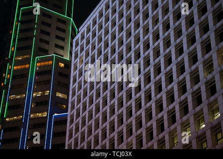 Central, Hong Kong, Chine, le 20 janvier, 2019 : La vue de la nuit de bâtiments dans le centre de Hongkong. Banque D'Images