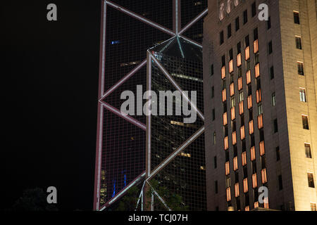 Central, Hong Kong, Chine, le 20 janvier, 2019 : La vue de la nuit de bâtiments dans le centre de Hongkong. Banque D'Images