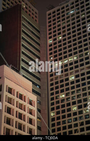 Central, Hong Kong, Chine, le 20 janvier, 2019 : La vue de la nuit de bâtiments dans le centre de Hongkong. Banque D'Images