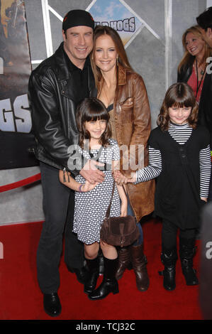 LOS ANGELES, CA. 27 février 2007 : John Travolta et Kelly Preston & fille lors de la première mondiale de 'WILD HOGS' au El Capitan Theatre, à Hollywood. © 2007 Paul Smith / Featureflash Banque D'Images