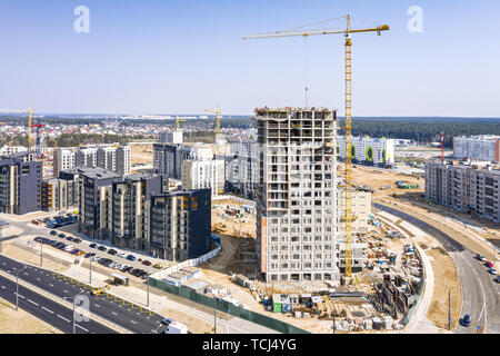 Vue aérienne de la construction de la ville haute. site de grue à tour jaune sur fond de ciel bleu. Banque D'Images