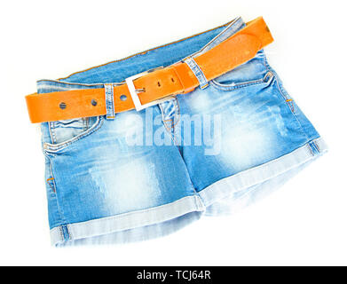 Jeans femmes short avec ceinture en cuir isolé sur fond blanc Banque D'Images