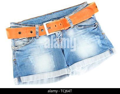 Jeans femmes short avec ceinture en cuir isolé sur fond blanc Banque D'Images