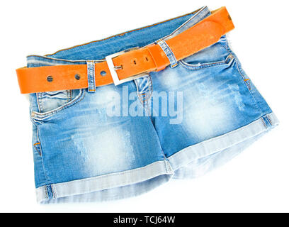 Jeans femmes short avec ceinture en cuir isolé sur fond blanc Banque D'Images