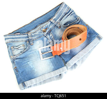 Jeans femmes short avec ceinture en cuir isolé sur fond blanc Banque D'Images
