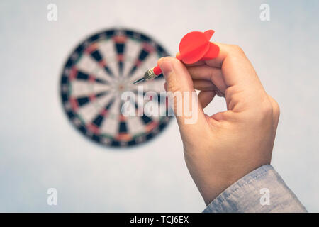 L'éducation d'affaires succès et concept cible. Près d'une part vise le green arrow dart vers le centre de cible. frapper la cible. Succ Banque D'Images