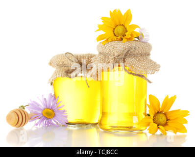 Dans les pots de miel sucré avec du drizzler et fleurs isolated on white Banque D'Images