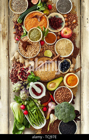 Vue supérieure de style végétarien repas complet avec des bols de riz et de haricots assis sur le dessus de table en bois Banque D'Images