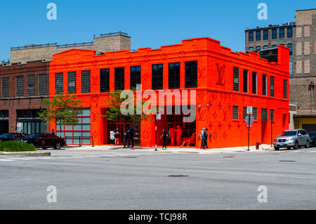 Boucle de l'Ouest, Chicago-June 7, 2019 : Louis Vuitton un pop-up store sur l'Ouest de la ville est peint en orange fluo. Banque D'Images