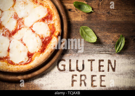 Une pizza sans gluten sur un fond de bois rustique, Close up Banque D'Images