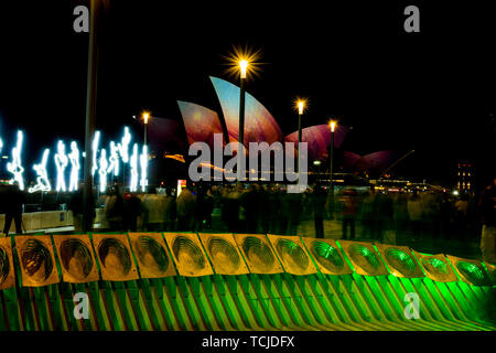 Plusieurs installations de lumière à la zone des roches à Sydney, avec l'Opéra de Sydney en arrière-plan en couleurs. Banque D'Images