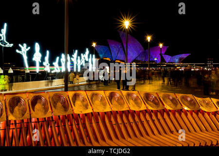 Plusieurs installations de lumière à la zone des roches à Sydney, avec l'Opéra de Sydney en arrière-plan en couleurs. Banque D'Images