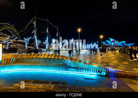 Plusieurs installations de lumière à la zone des roches à Sydney, avec l'Opéra de Sydney en arrière-plan en couleurs. Banque D'Images