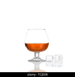 Touche de whisky avec glace en verre isolé sur fond blanc Banque D'Images