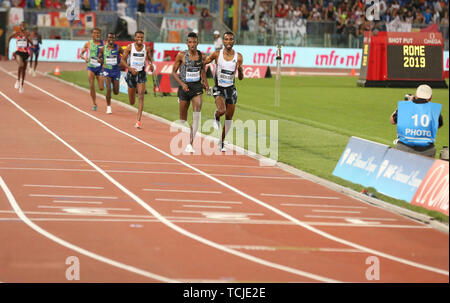 ROME, ITALIE - 06 juin : Telahun Haile Bekele et Selemon Barega de l'Éthiopie la concurrence dans l'événement 5000m hommes au cours de l'IAAF Diamond League 2019 Golden Ga Banque D'Images