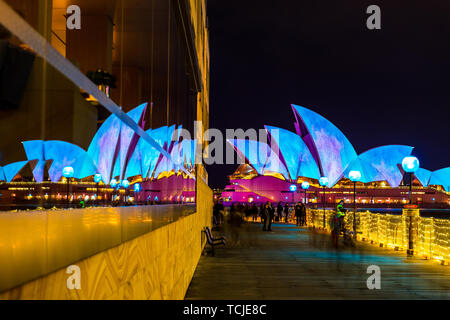 L'Opéra de Sydney, plus sa réflexion, la nuit au cours de la populaire fête des lumières vives. Sydney, Australie. Banque D'Images