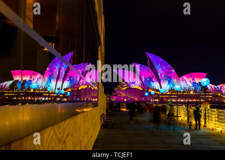 L'Opéra de Sydney, plus sa réflexion, la nuit au cours de la populaire fête des lumières vives. Sydney, Australie. Banque D'Images