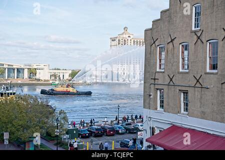 Navire marchand Swan passe par le port de Savannah transport Konecranes Banque D'Images